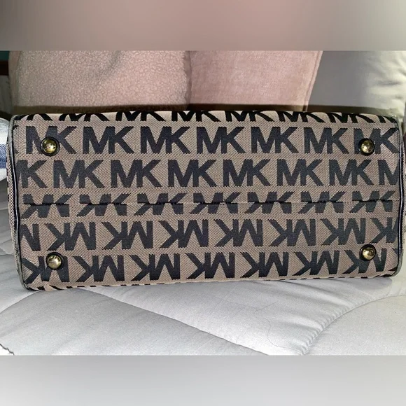 Authentic Michael Kors Satchel - Picture 3 of 16